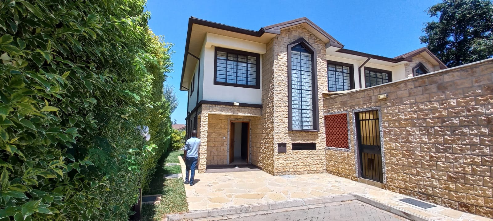 Exquisite 4-bedroom townhouse with SQ