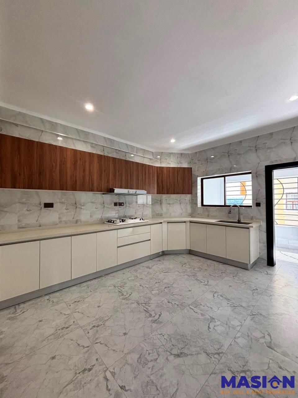 NEWLY BUILT 3-BEDROOM APARTMENT + SQ