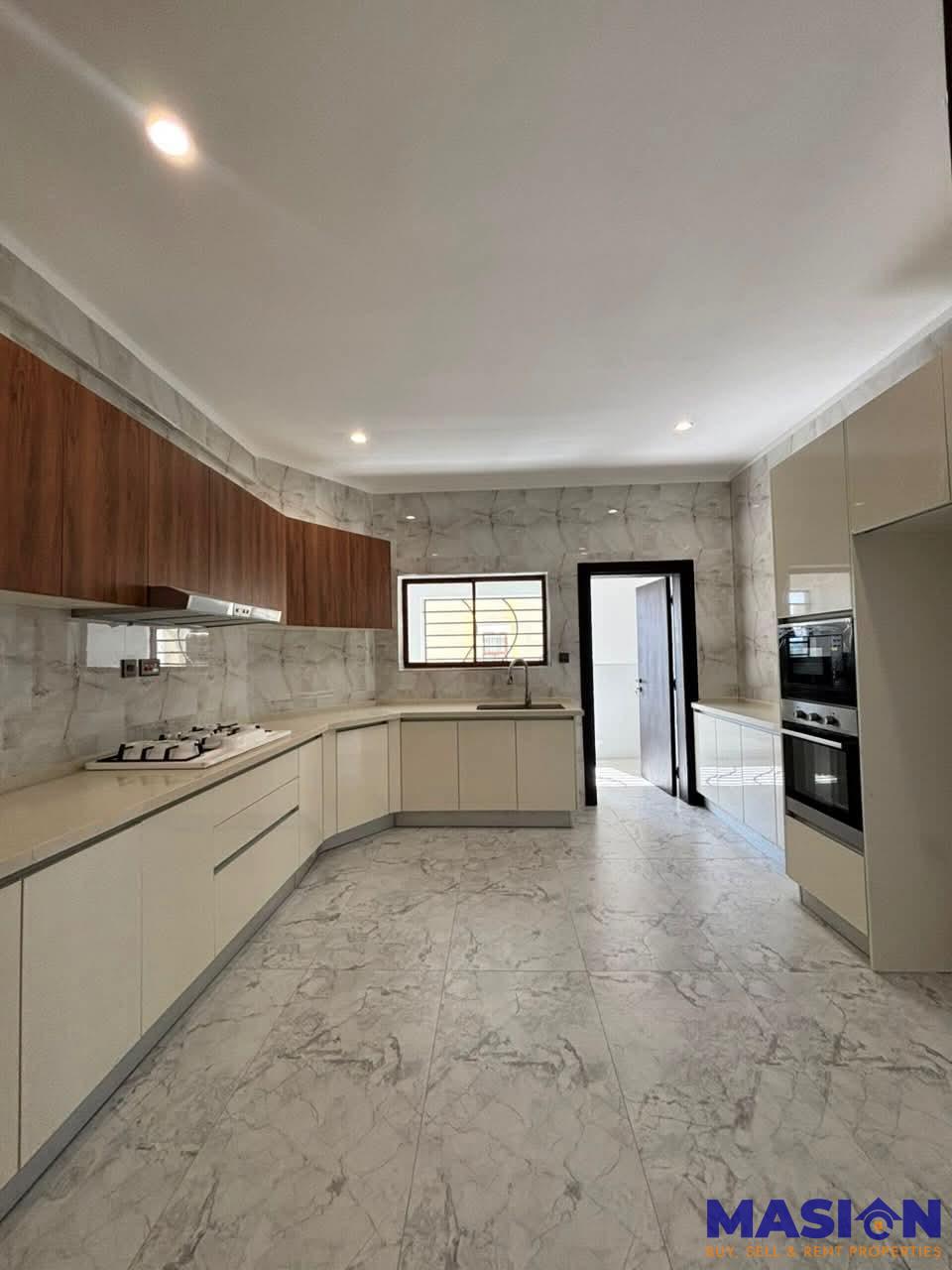 NEWLY BUILT 3-BEDROOM APARTMENT + SQ