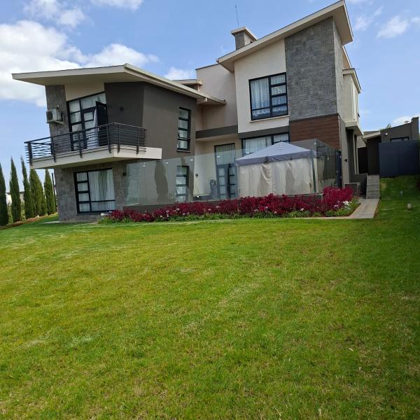 ELEGANT 4 -BEDROOM TOWNHOUSE - TILISI LIMURU.