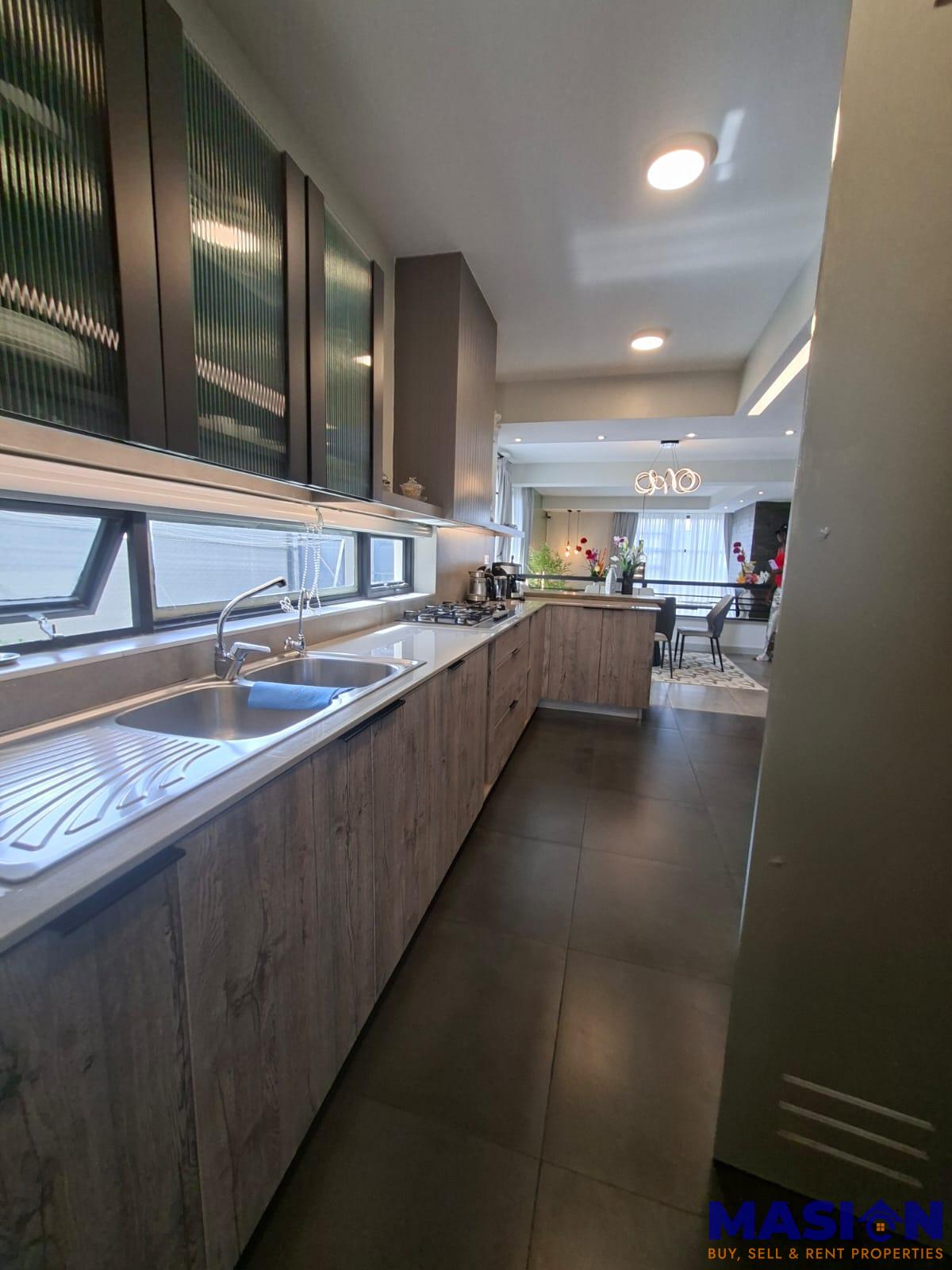 ELEGANT 4 -BEDROOM TOWNHOUSE - TILISI LIMURU.