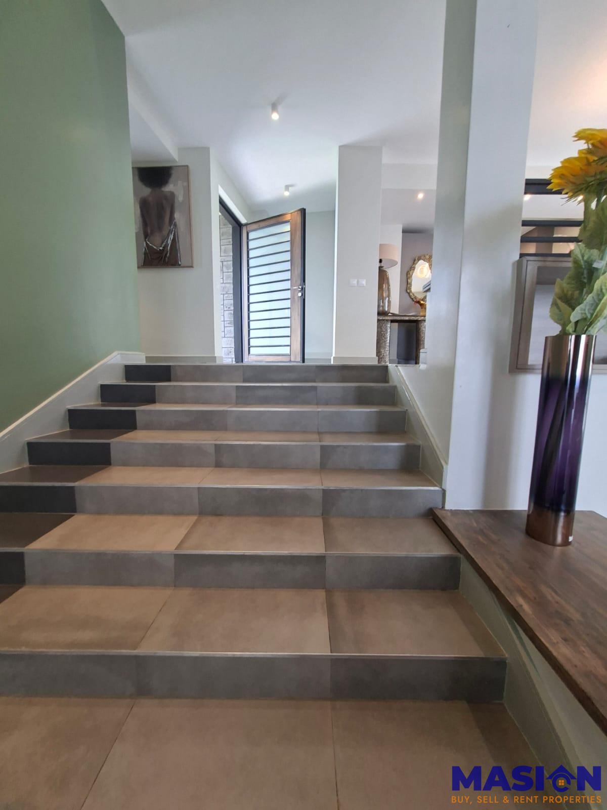 ELEGANT 4 -BEDROOM TOWNHOUSE - TILISI LIMURU.