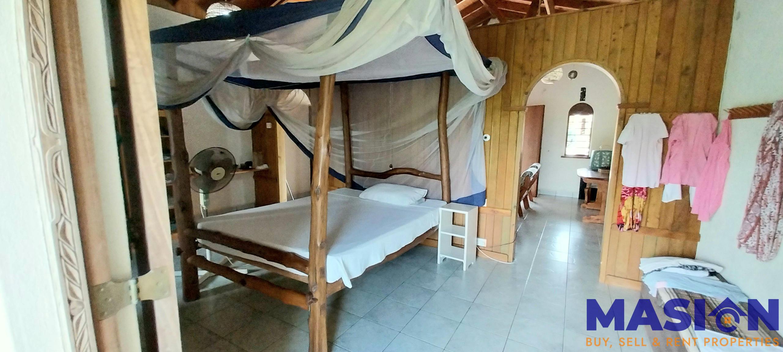 Charming 4-Bedroom Home with Cottage, Pool & Beach Access