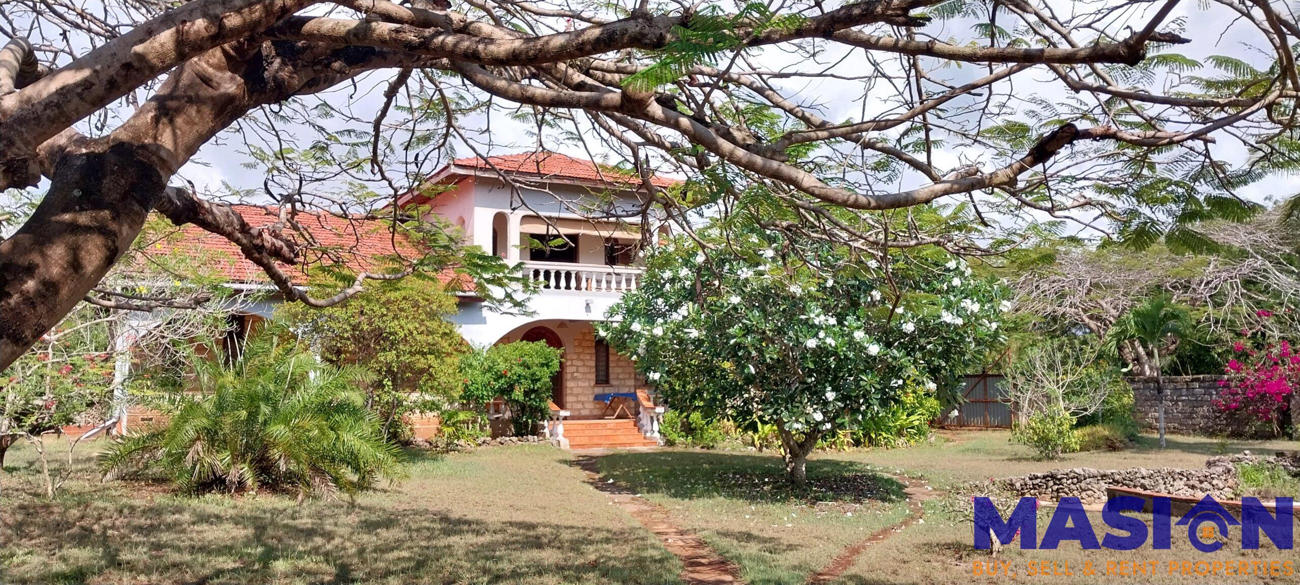 Charming 4-Bedroom Home with Cottage, Pool & Beach Access