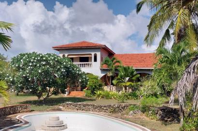 Charming 4-Bedroom Home with Cottage, Pool & Beach Access
