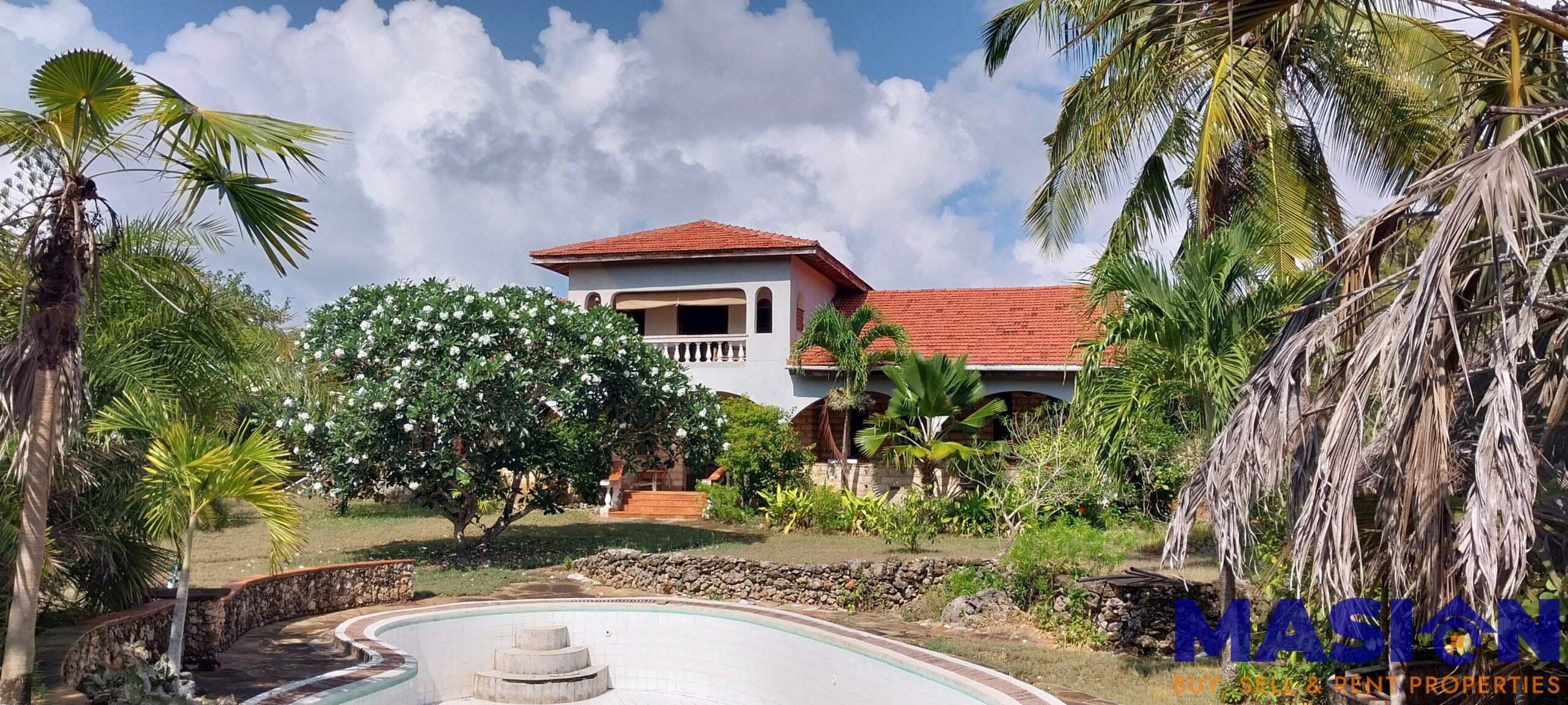 Charming 4-Bedroom Home with Cottage, Pool & Beach Access